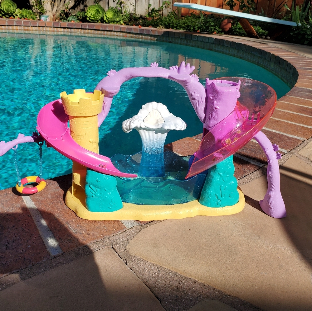 Polly Pockets mermaid race and splash water toy